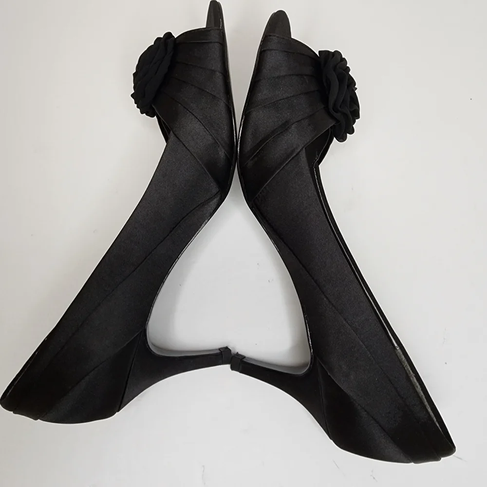 Mootsies Tootsies Black Peep Toe Bow Pumps 2.5